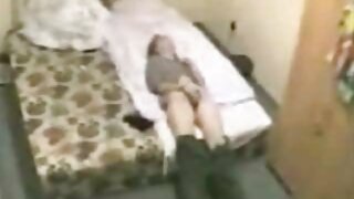 קלטת וידאו חובבנית סרטי סקס לצפיה חינם של שלישיית זונה בין-גזעית עם אשתו של זונה.